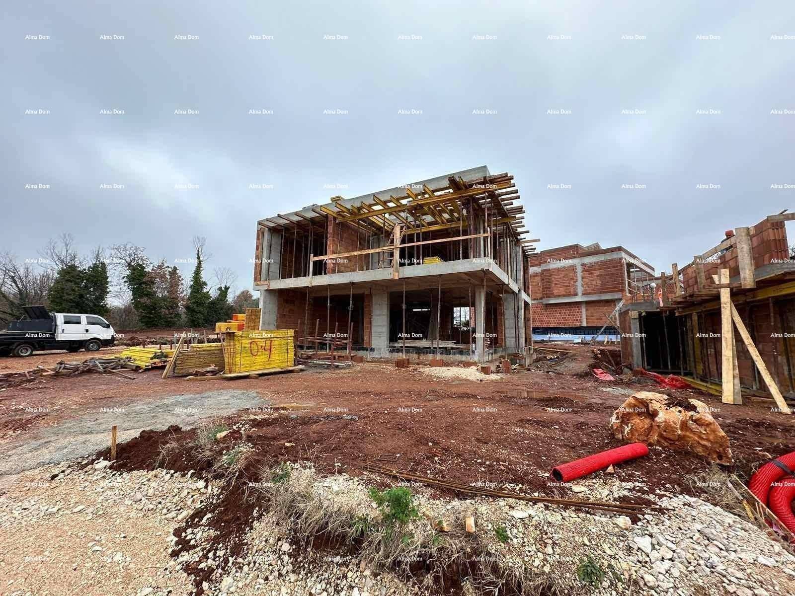 Rohbau eines Hauses mit Betonstruktur und Holzschalung auf einer Baustelle.