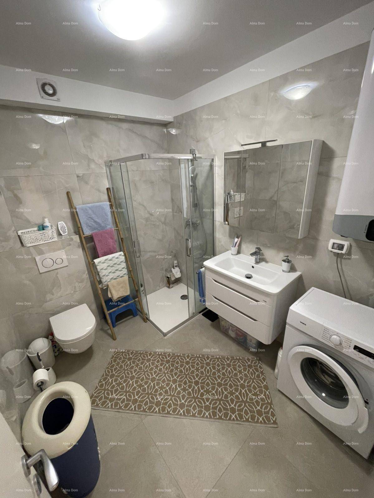 Modernes Badezimmer mit Duschkabine, Waschbecken und Waschmaschine.