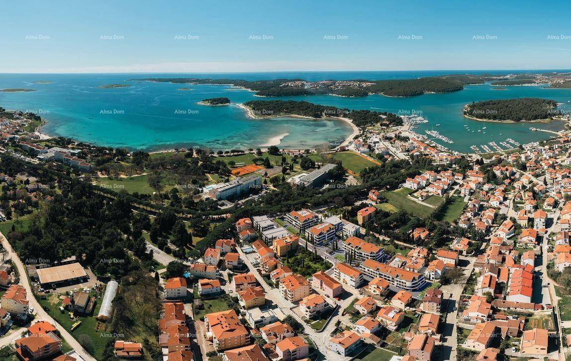 Umfassende Luftaufnahme der Küstenregion mit Wohngebieten und der modernen Anlage am Meer.