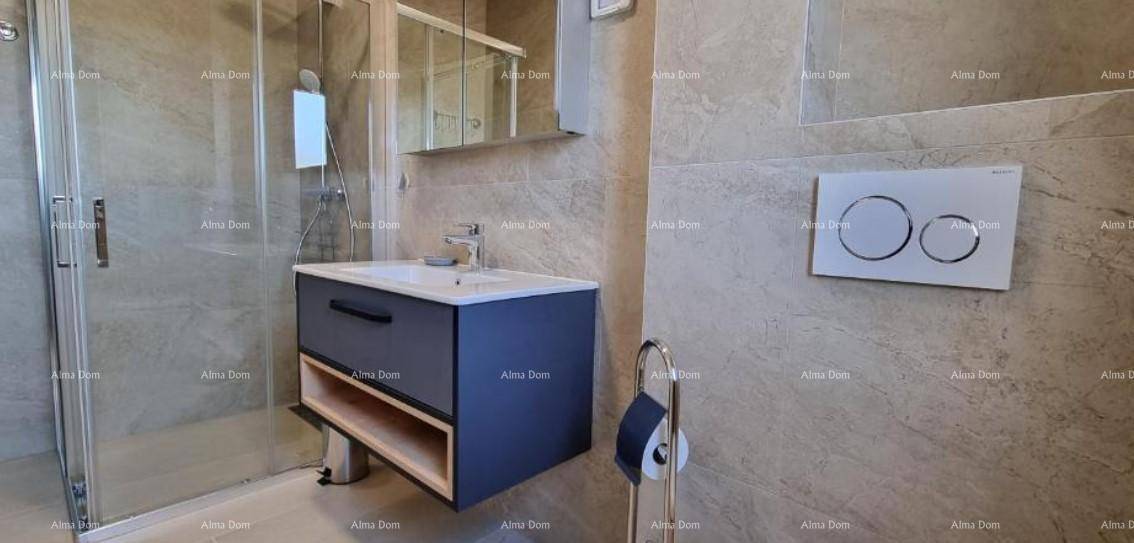 Modernes Badezimmer mit begehbarer Dusche, elegantem Waschtisch und wandhängender Toilette.