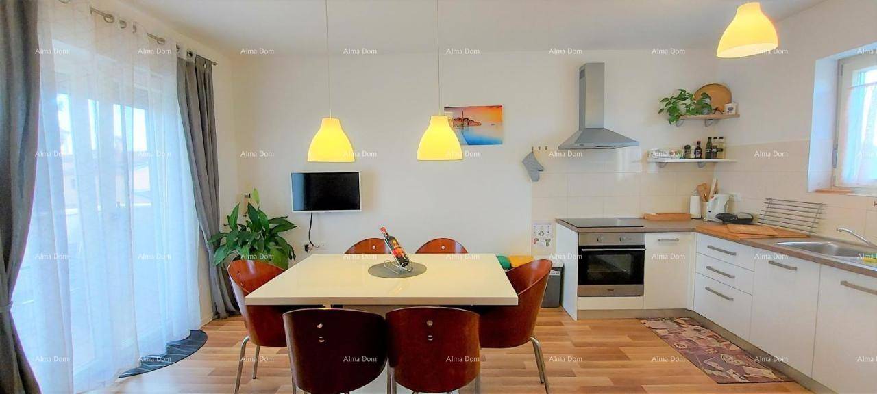 Helle Küche mit Essbereich, Holzboden und modernen Hängelampen, ideal für Familienmahlzeiten.