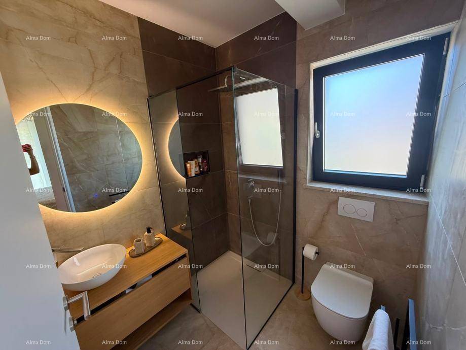 Modernes Badezimmer mit begehbarer Dusche, stilvollem Waschtisch und Fenster für Tageslicht.