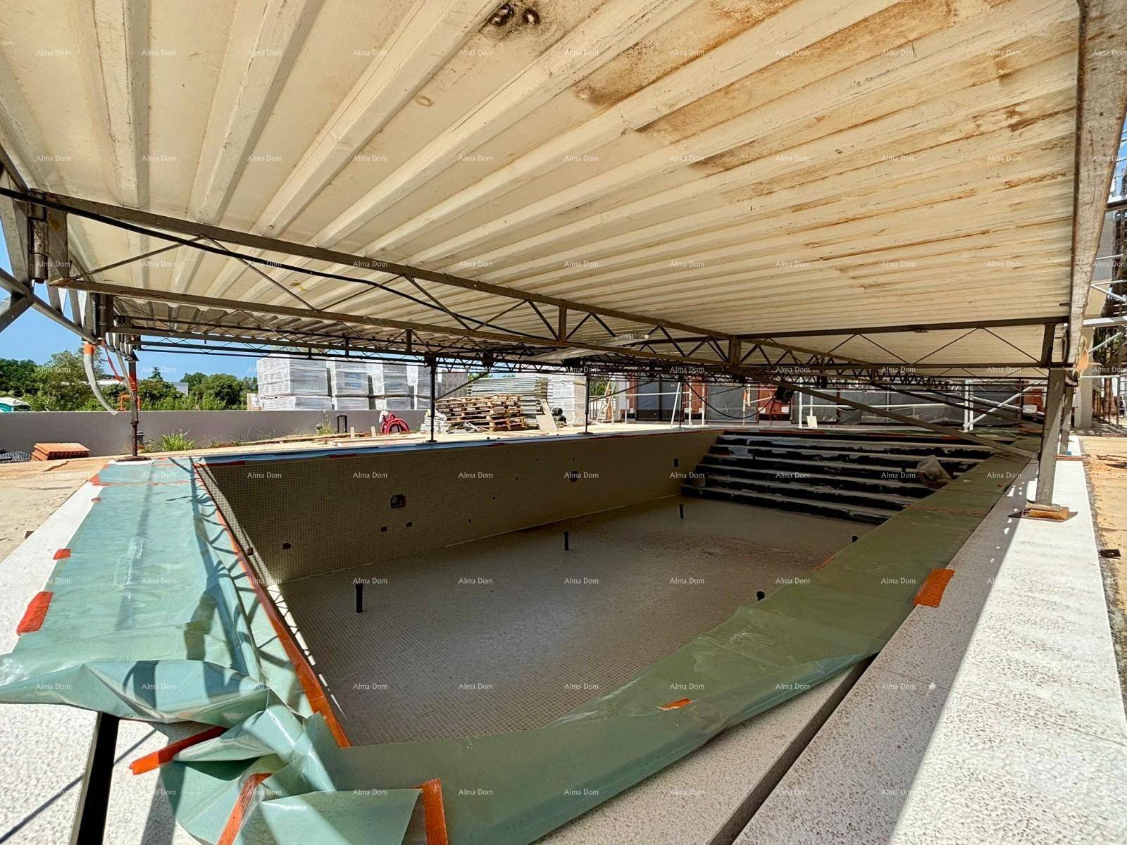Rohbau eines Pools mit sichtbaren Treppen und vorbereiteter Oberfläche für die Fliesenverlegung.
