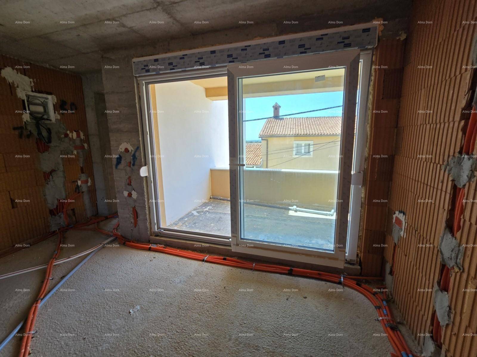 Schlafzimmer im Rohbau mit großen Schiebetüren zum Balkon und viel Tageslicht.