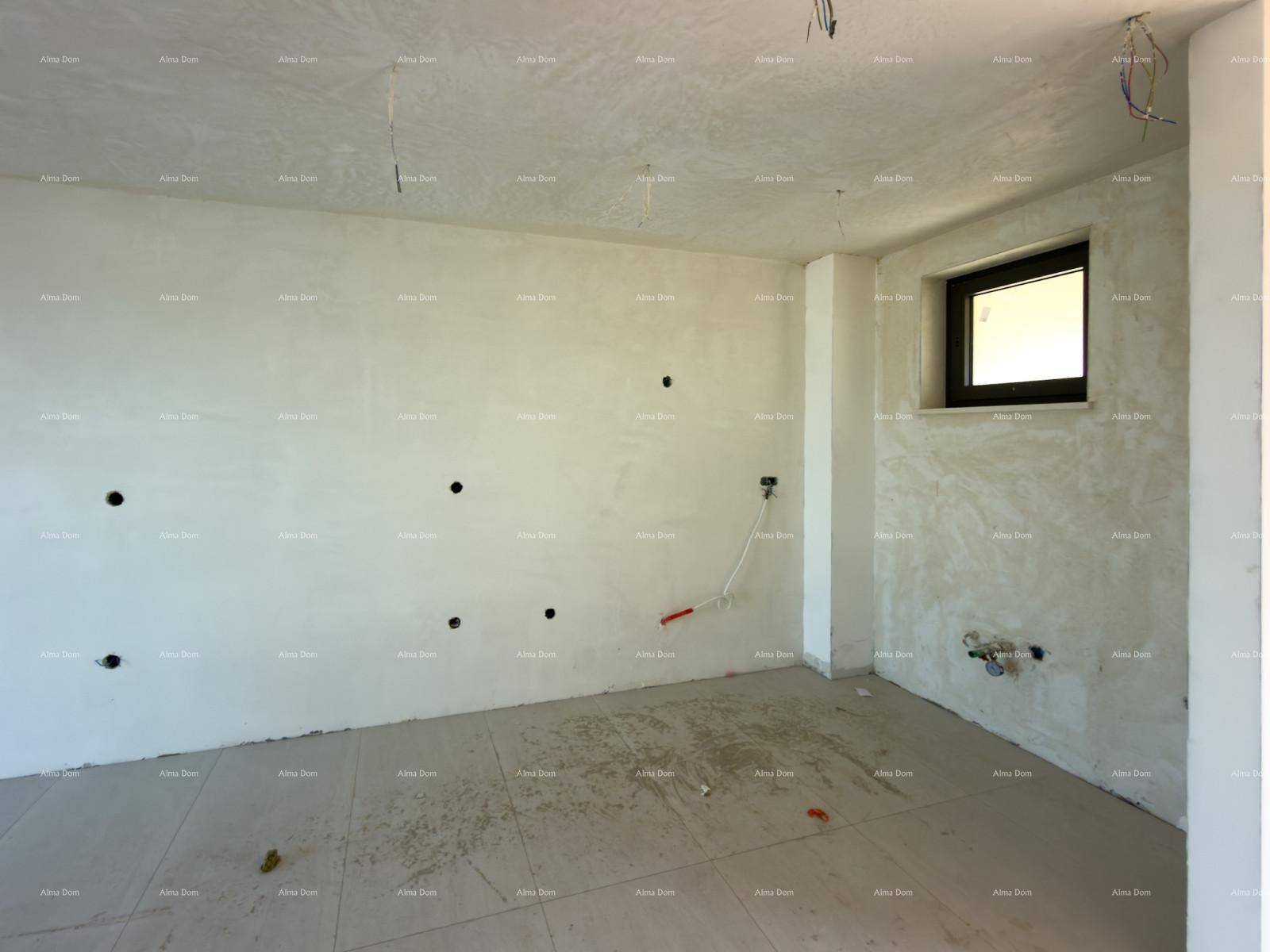 Unfertiges Zimmer mit einem Fenster und vorbereiteten Anschlüssen für die weitere Innenausstattung.