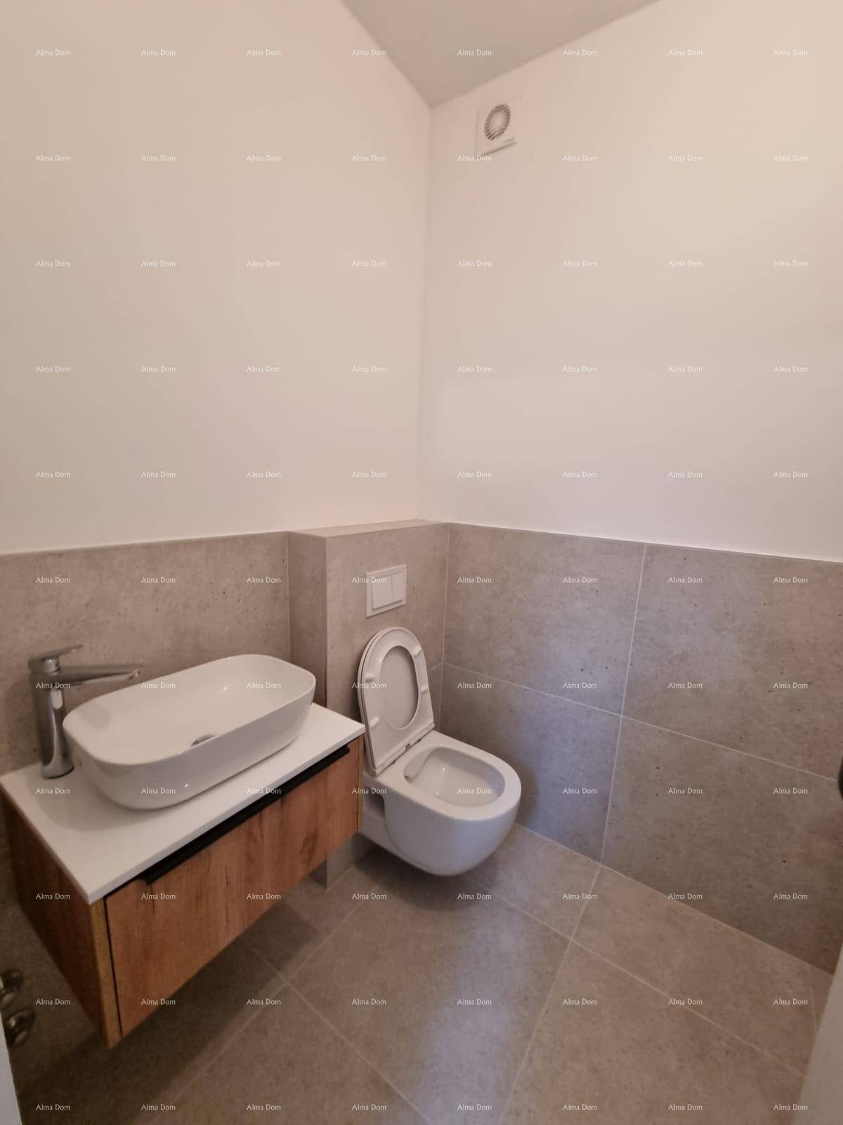 Modernes Gäste-WC mit Wand-WC, stilvollem Aufsatzwaschbecken und hellen Fliesen.