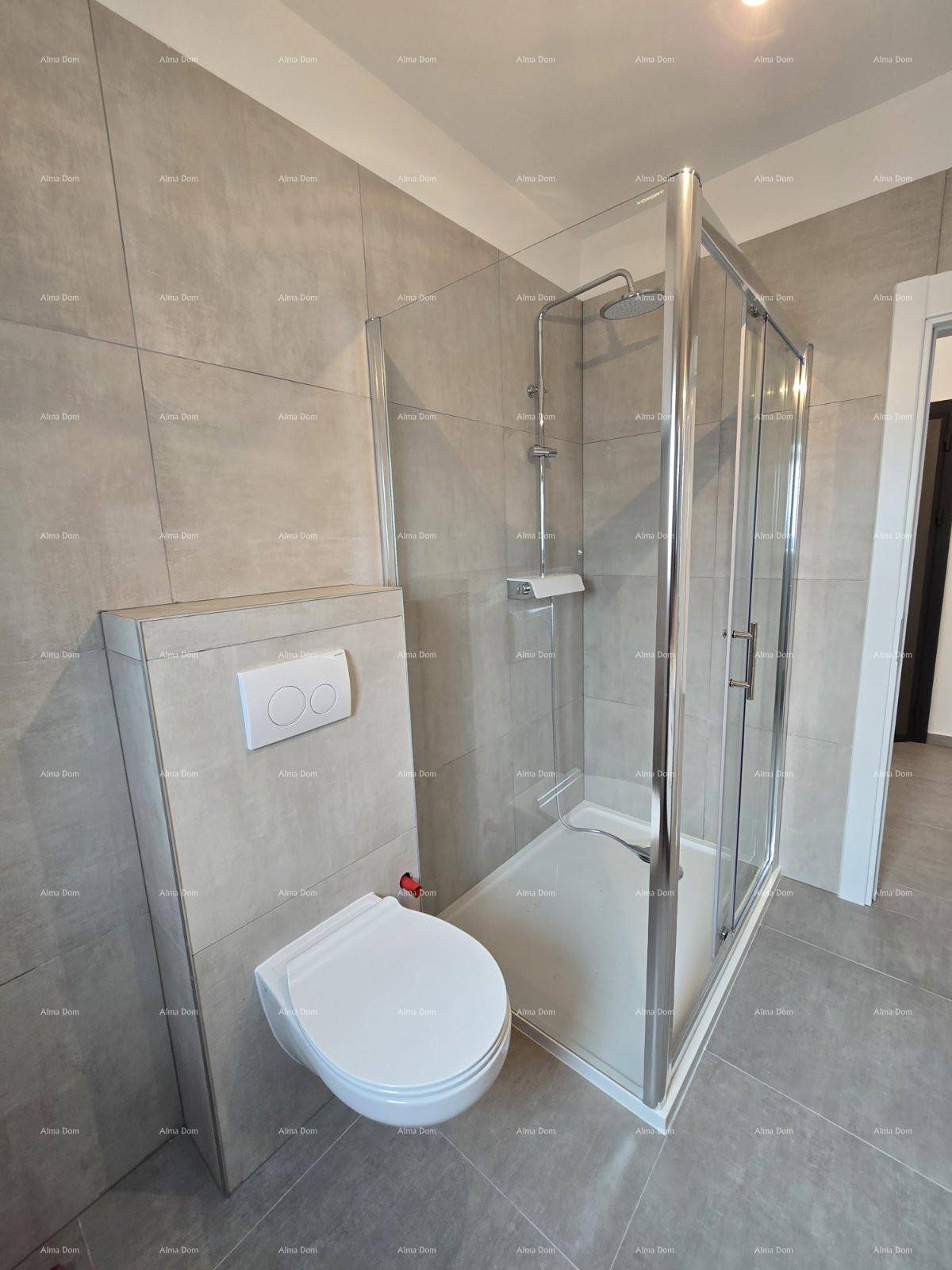 Modernes Badezimmer mit Duschkabine und wandhängendem WC, komplett gefliest in Grau.