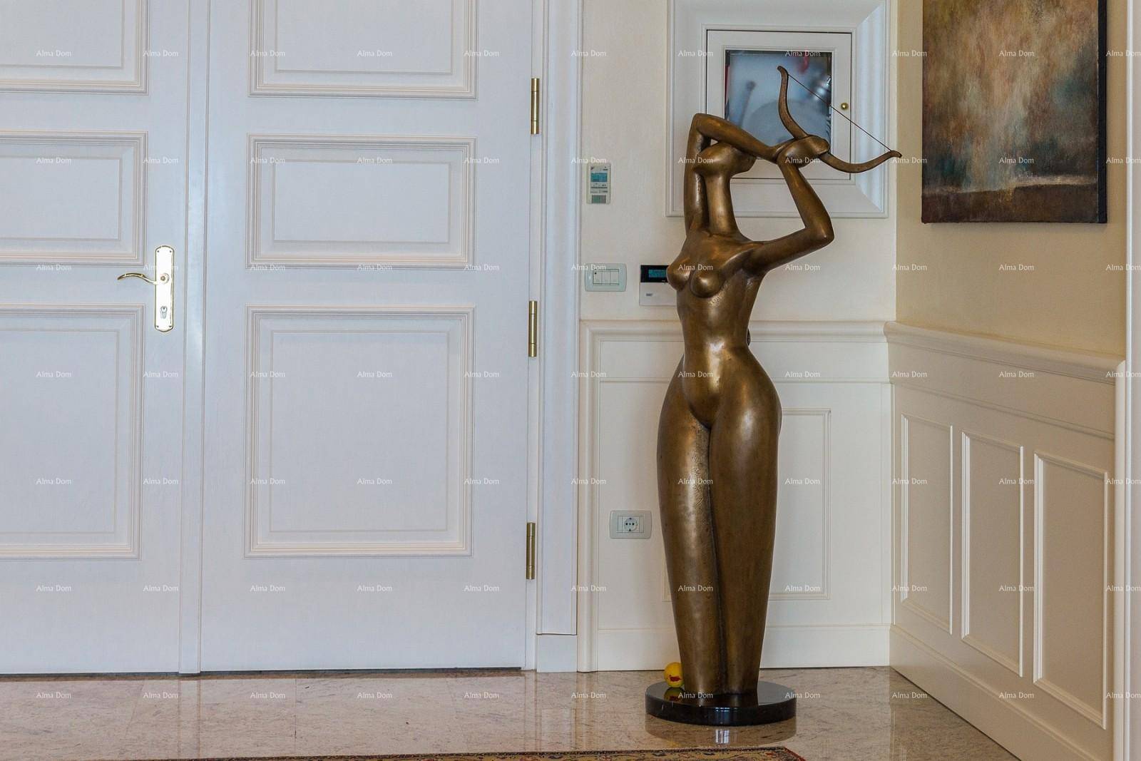 Elegante Bronzestatue im Flur neben einer weißen Doppeltür.