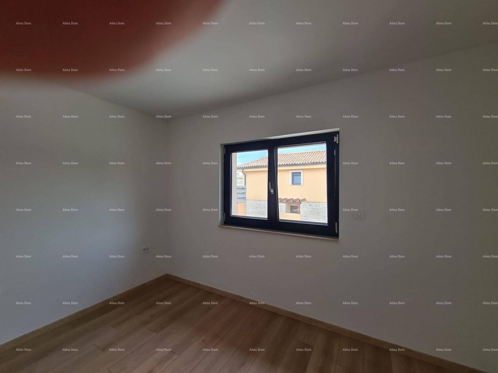 Schlafzimmer mit Holzboden und einem Fenster, das den Blick nach draußen freigibt.