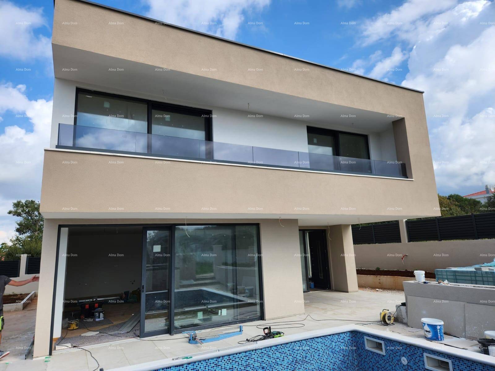 Ansicht der modernen Villa mit großzügigen Glasflächen und einem im Bau befindlichen Pool.