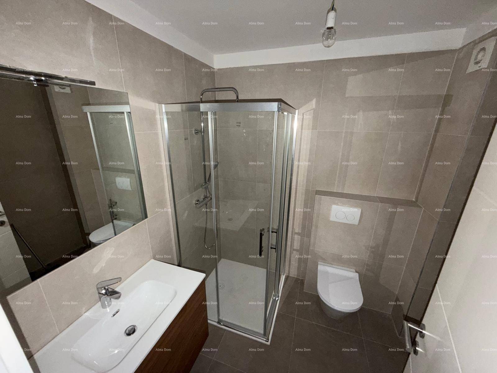 Helles Badezimmer mit Duschkabine, modernem Waschtisch und Wand-WC.