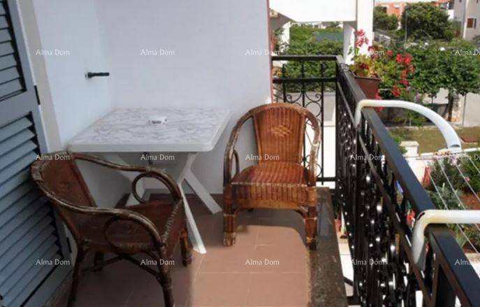 Gemütlicher Balkon mit Korbstühlen und einem kleinen Tisch, ideal für entspannte Stunden im Freien.