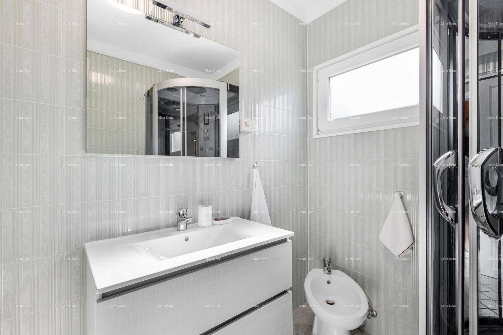 Modernes Badezimmer mit Waschtisch, Bidet und Duschkabine in hellen Grautönen.