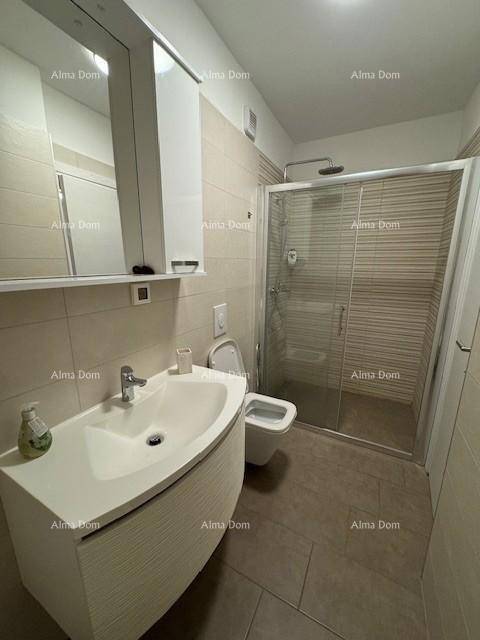 Modernes Badezimmer mit Duschkabine, Waschbecken und Spiegelschrank, hell gefliest.