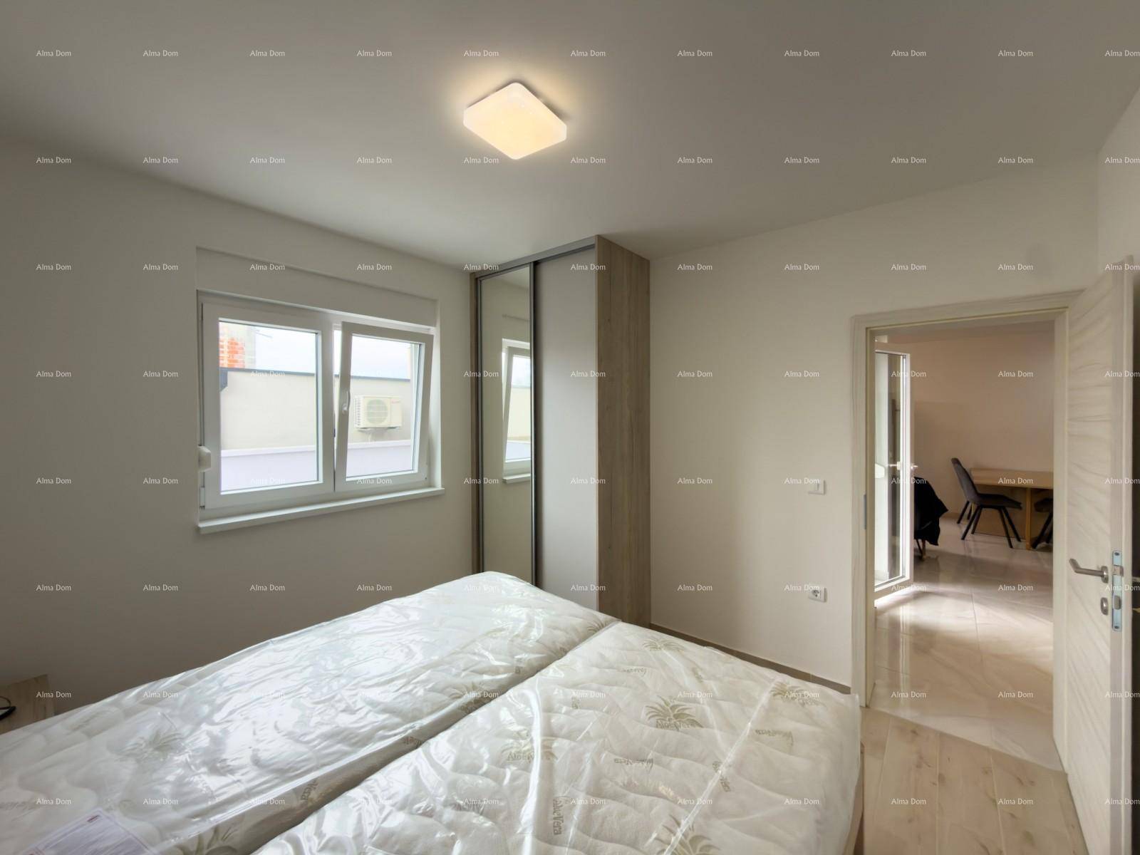 Helles Schlafzimmer mit Doppelbett, Spiegelschrank und Zugang zum Wohnbereich.