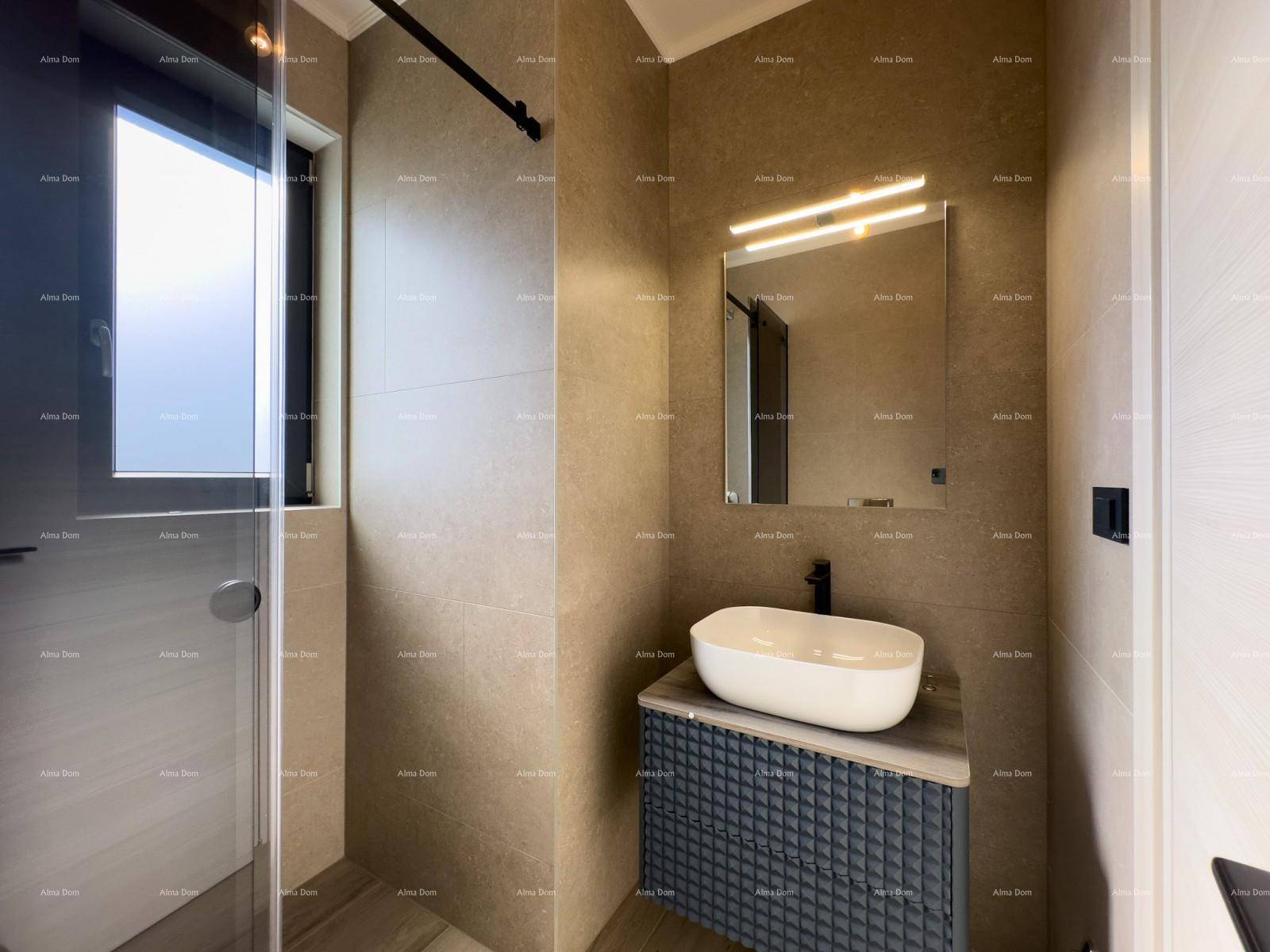 Modernes Badezimmer mit begehbarer Dusche, stilvollem Waschbecken und großem Spiegel.