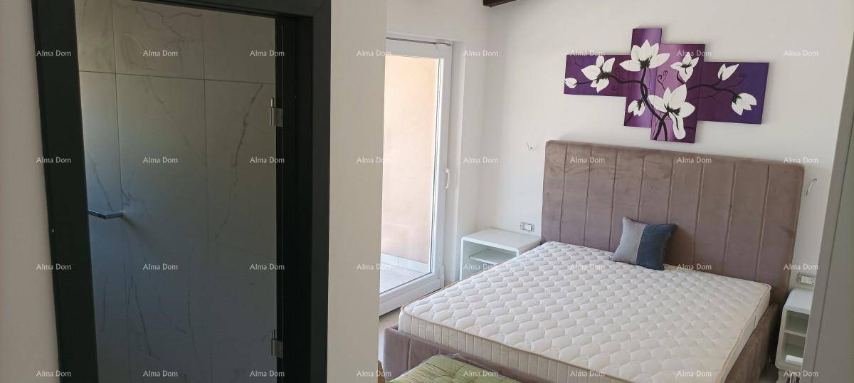 Schlafzimmer mit gepolstertem Bett, lila Wandkunst und Zugang zu einem Balkon.