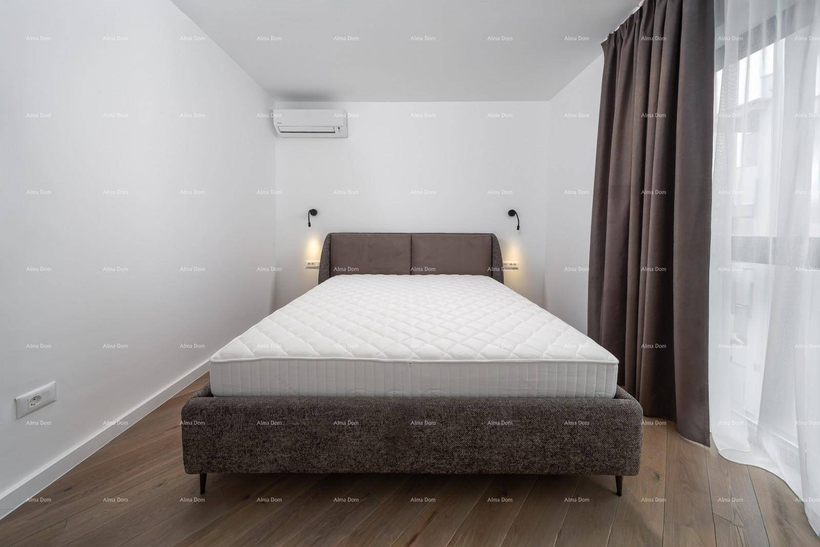 Helles Schlafzimmer mit Doppelbett, Holzboden und minimalistischer Einrichtung.