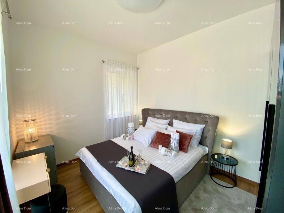 Gemütliches Schlafzimmer mit Doppelbett, Nachttischen und indirekter Beleuchtung.