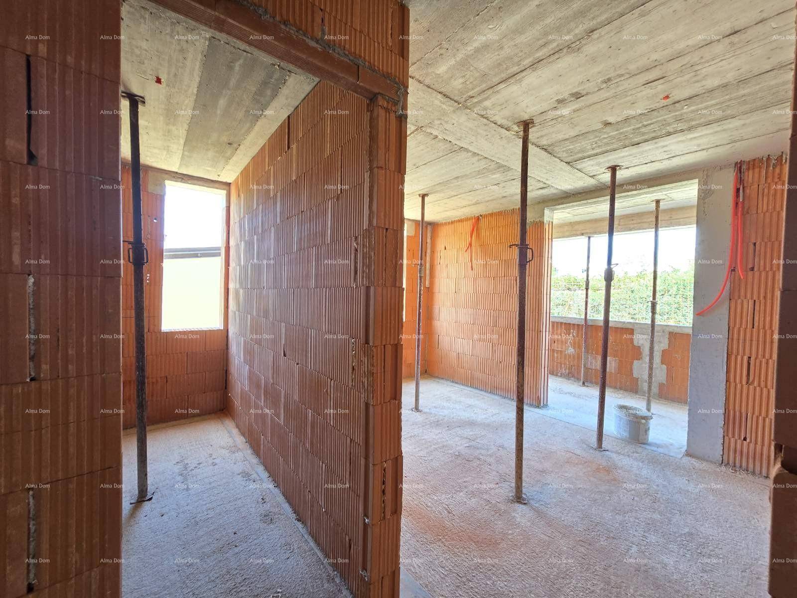 Innenraum im Rohbau mit Ziegelwänden, Betondecke und temporären Stützen, hell durch Fenster.