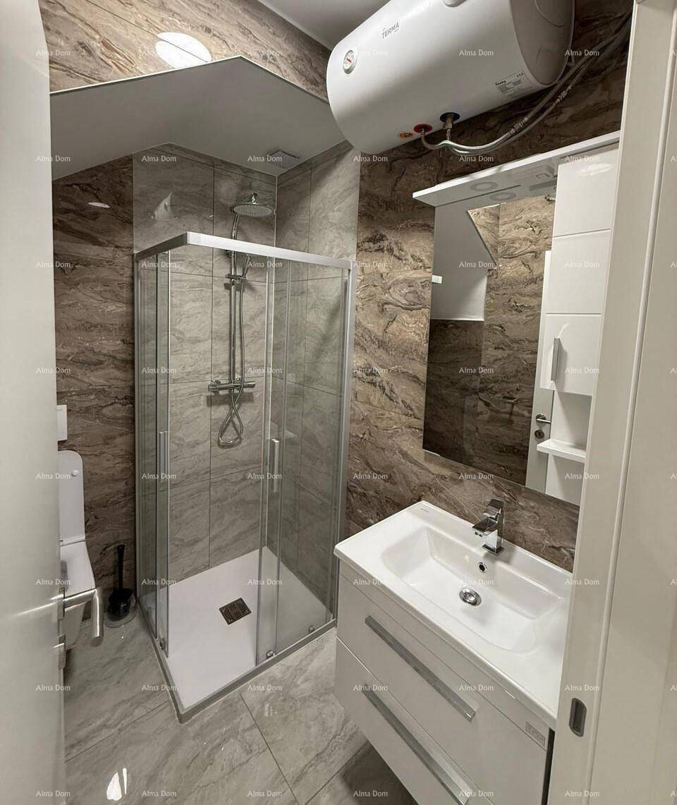 Modernes Badezimmer mit Duschkabine, Toilette und Waschtisch, akzentuiert durch braune Wandfliesen.