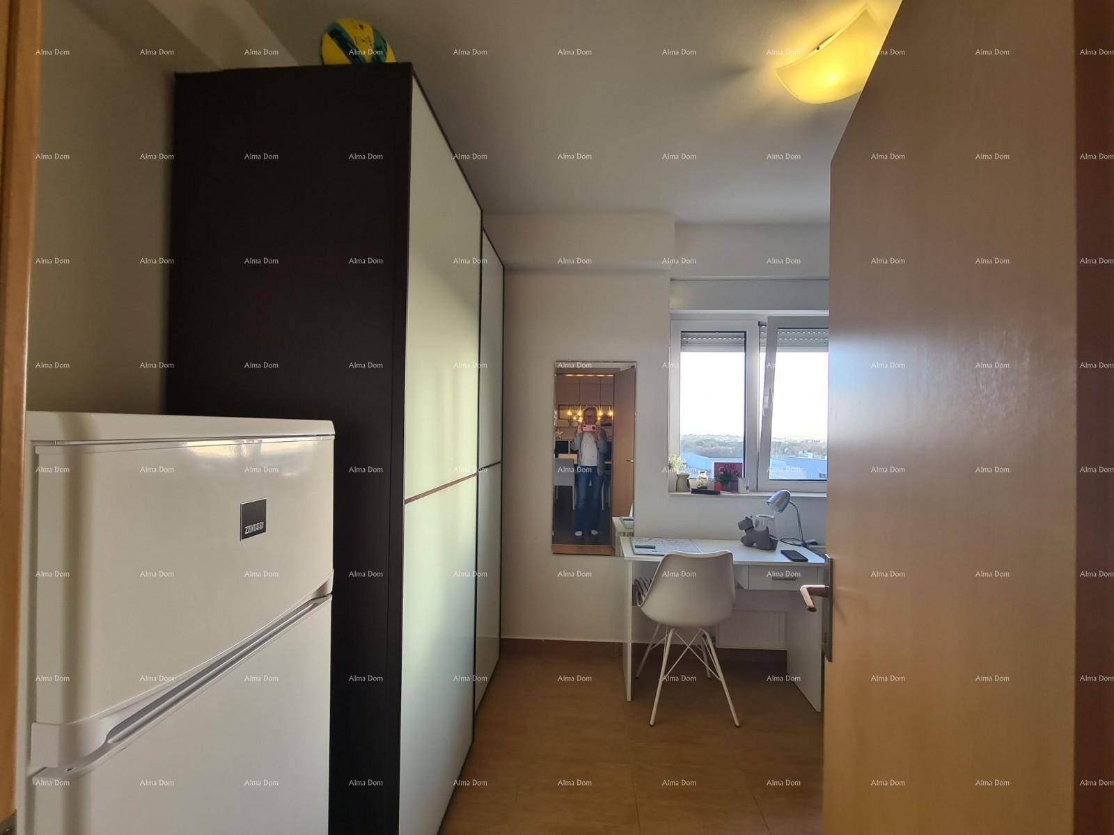 Schlafzimmer mit Schreibtisch, Kleiderschrank und Fenster mit weitem Ausblick.