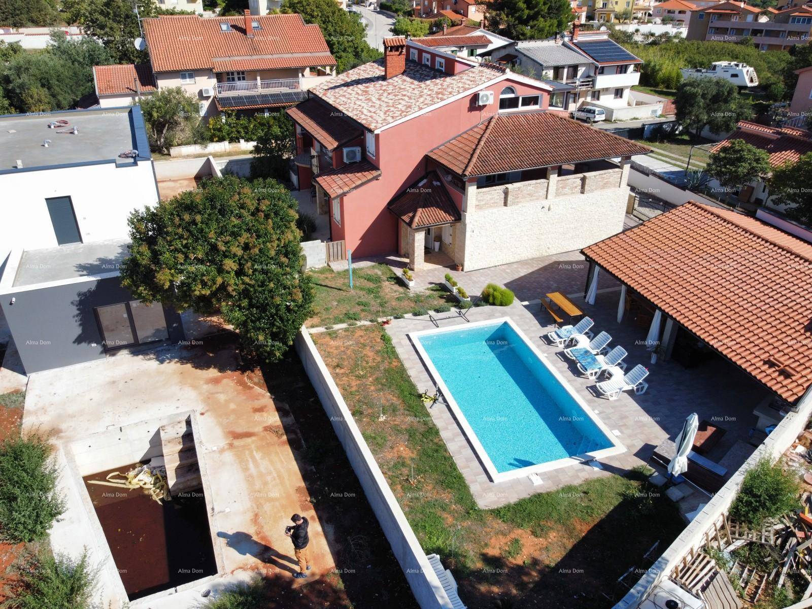 Überblick über das Anwesen mit Pool und umliegender Bebauung aus der Vogelperspektive.