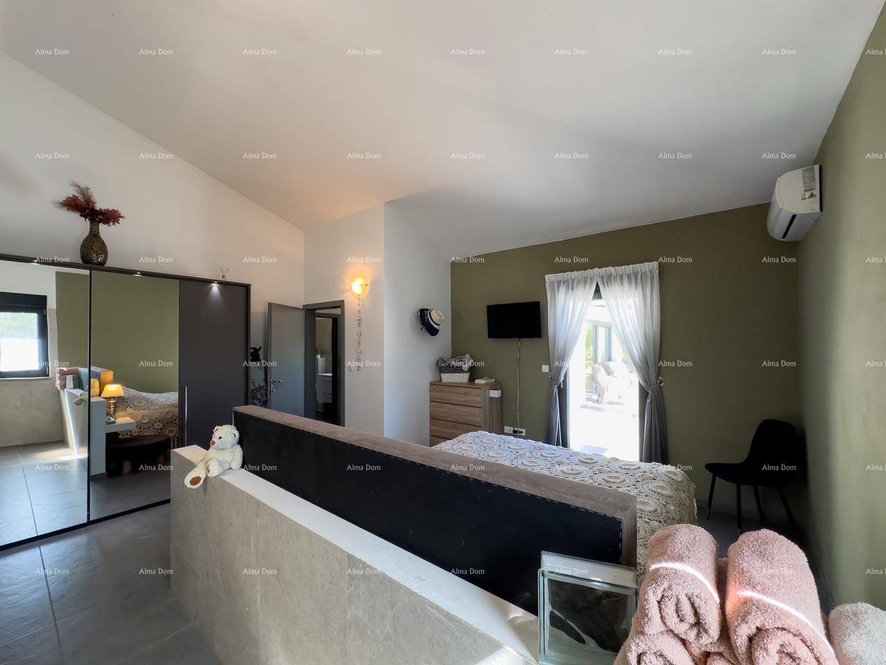 Helles Schlafzimmer mit Doppelbett, Klimaanlage und offenem Badezimmerbereich.