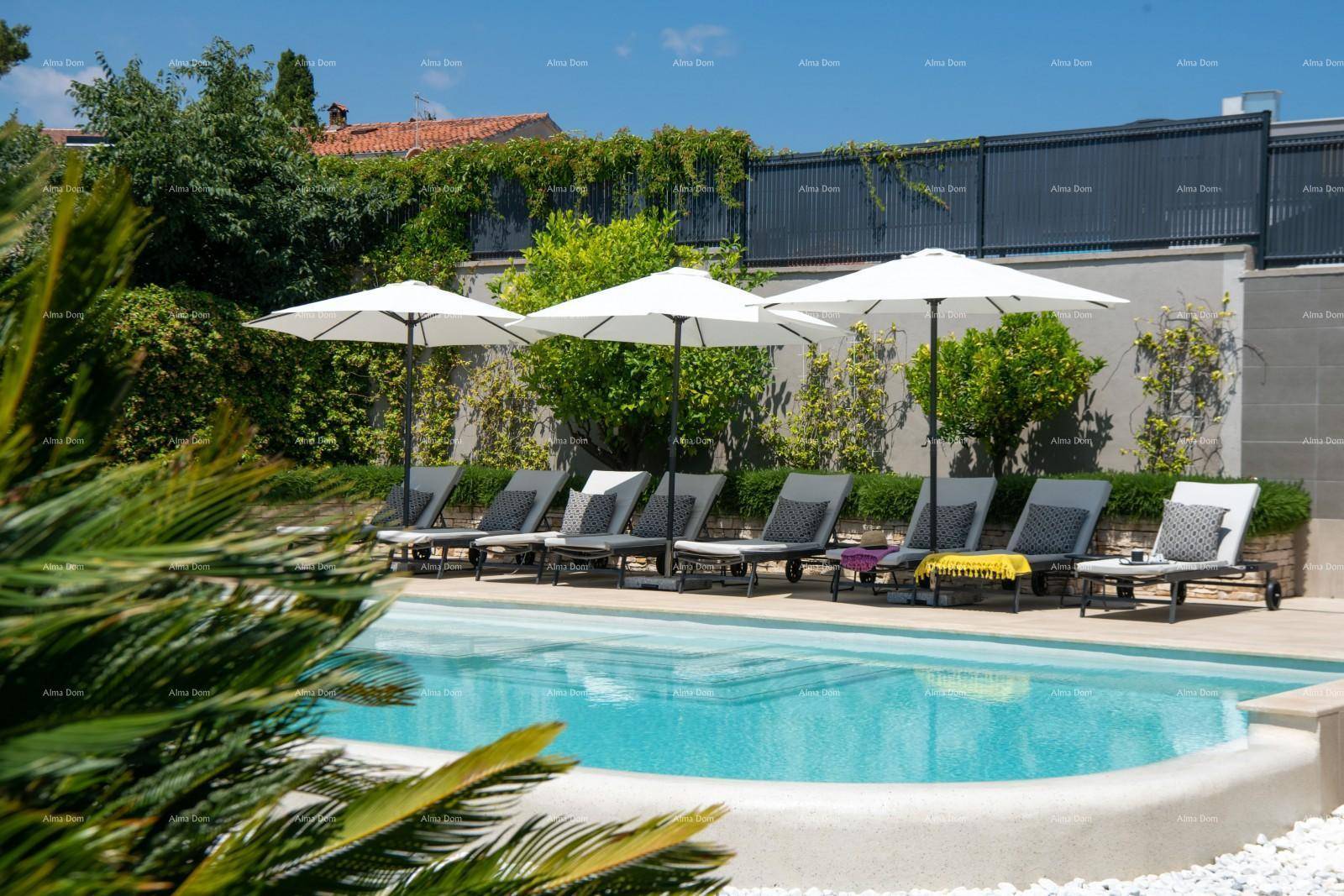 Elegante Poolanlage mit bequemen Liegestühlen und Sonnenschirmen, umgeben von Grün.