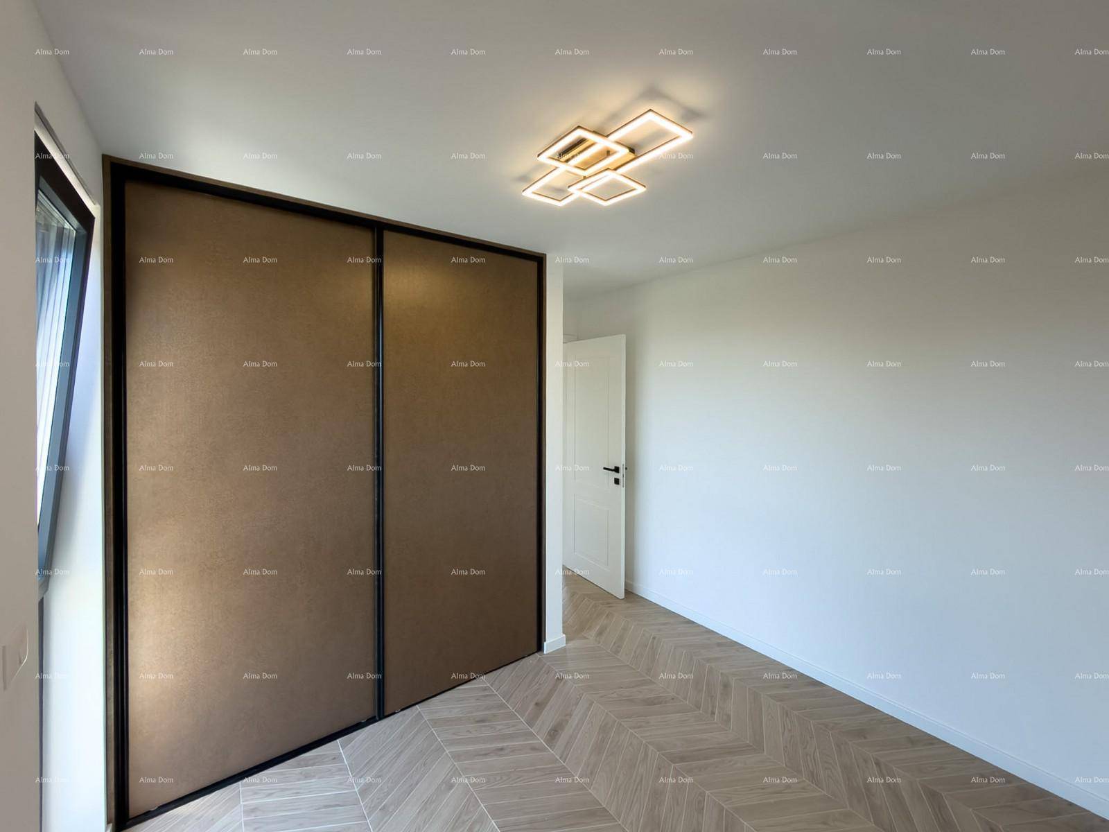Schlafzimmer mit elegantem Fischgrätparkett und integrierten Kleiderschränken für optimalen Stauraum.