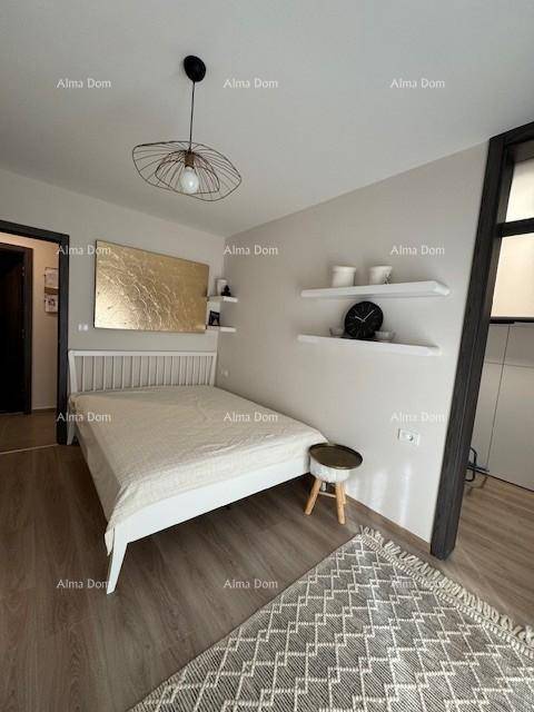 Modernes Schlafzimmer mit Holzboden, schwebenden Regalen und stilvoller Beleuchtung.