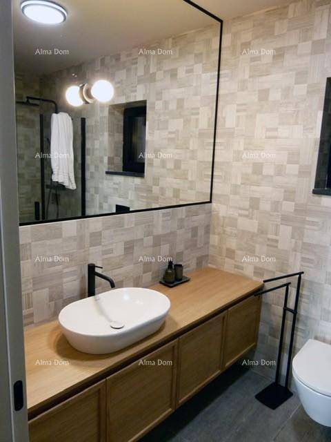 Elegantes Badezimmer mit ovalem Waschbecken, Holzunterschrank und großer Spiegelfläche.