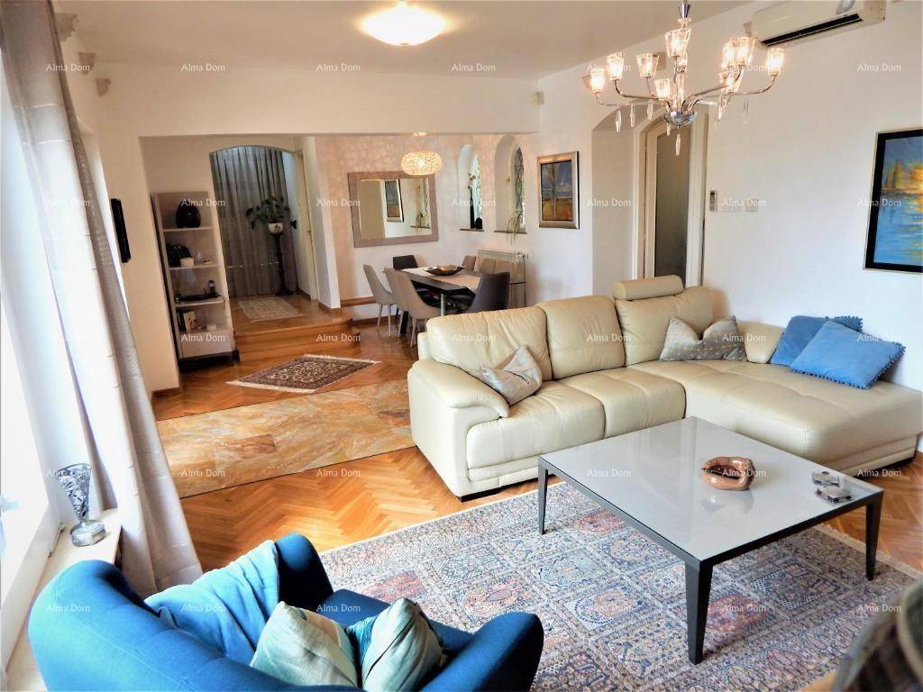 Heller Wohn- und Essbereich mit bequemen Sofas, Parkettboden und moderner Dekoration.