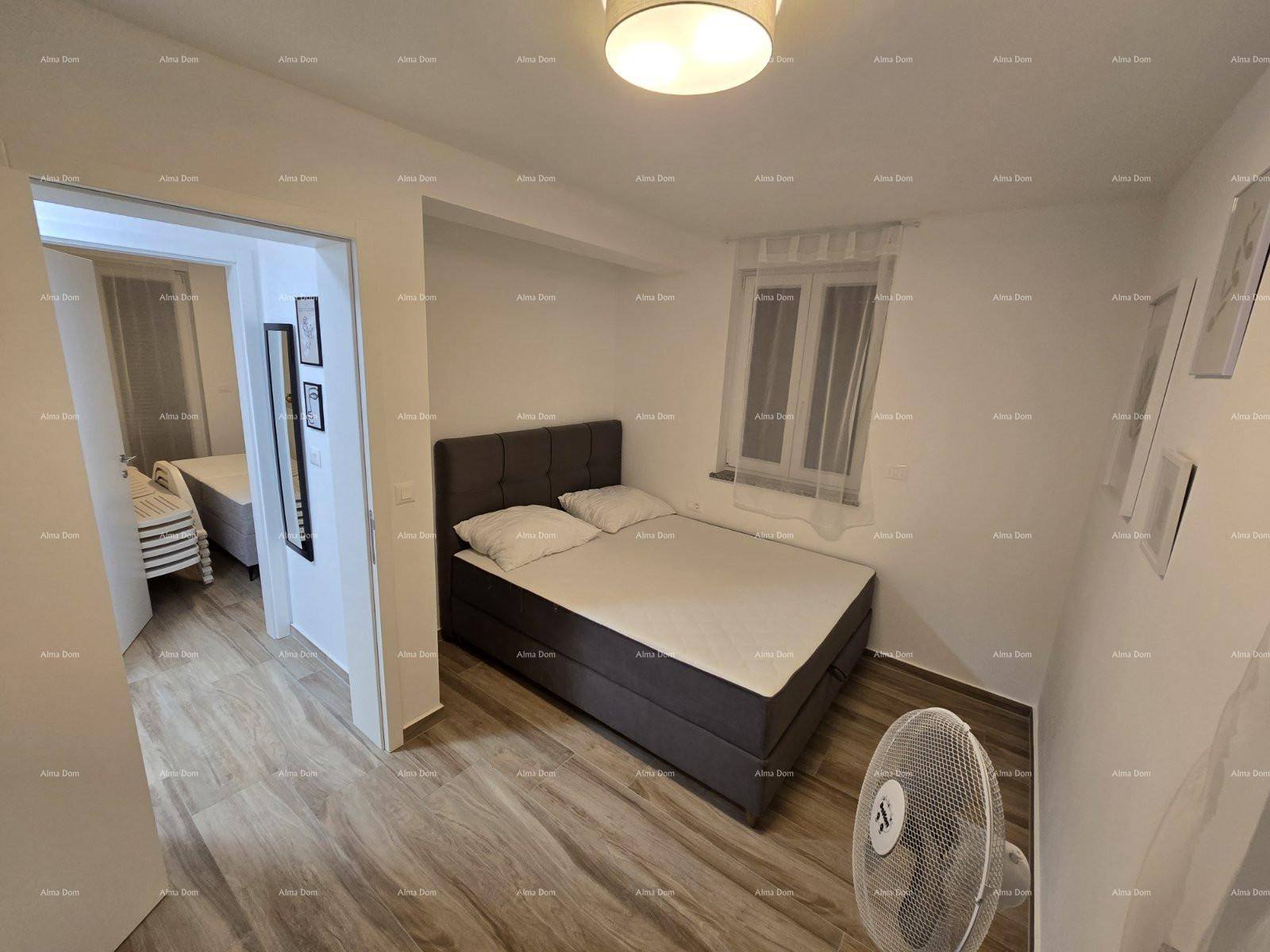 Gemütliches Schlafzimmer mit Doppelbett, Fenster und Holzboden, das eine ruhige Atmosphäre bietet.