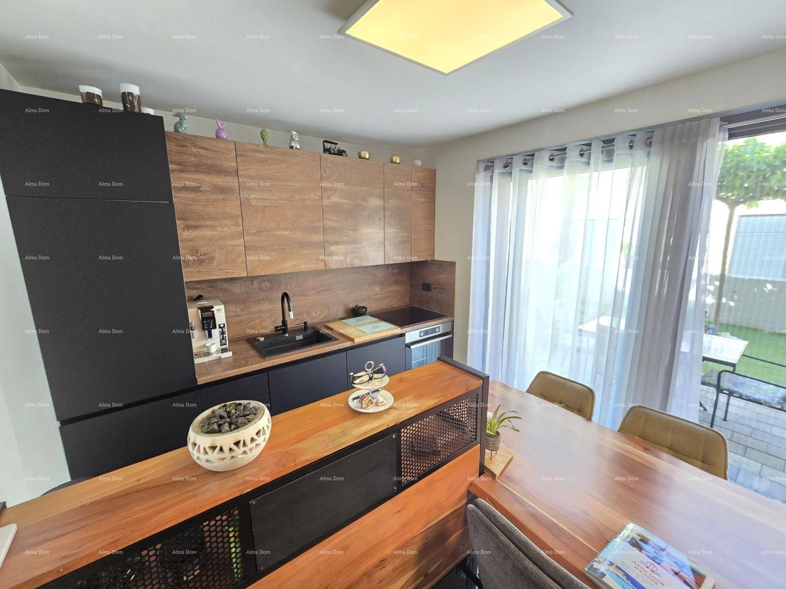 Moderne Küche mit Holz- und dunklen Fronten, integrierten Geräten und Essbereich.
