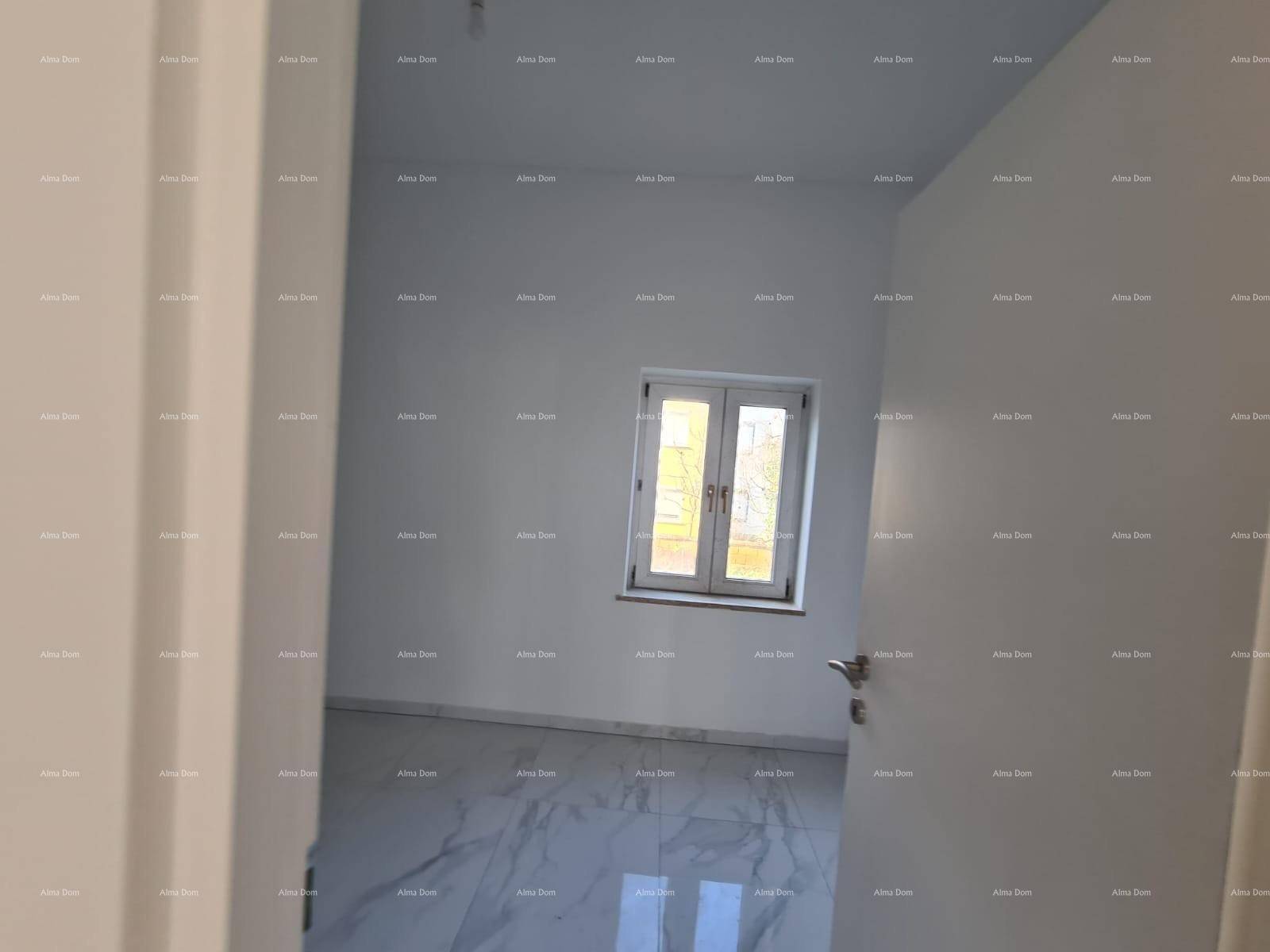 Blick durch eine Tür in ein helles Schlafzimmer im Rohbau mit glänzendem Marmorboden.