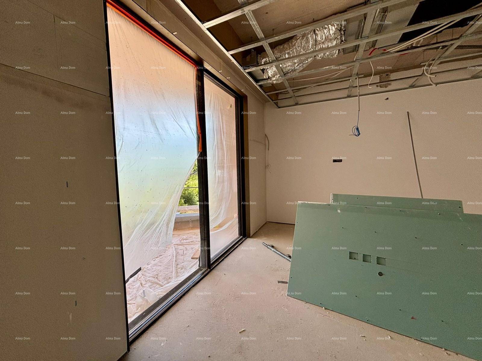 Raum im Rohbau mit großen Schiebetüren und Materialien für den Innenausbau.