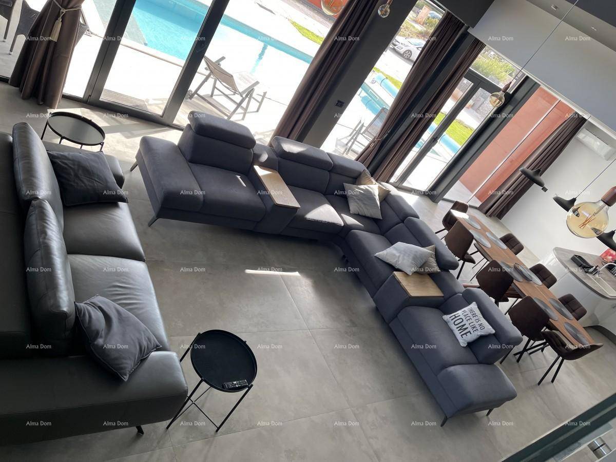 Großzügiger Wohnbereich mit bequemen Sofas und Essbereich, der zum Außenbereich mit Pool führt.