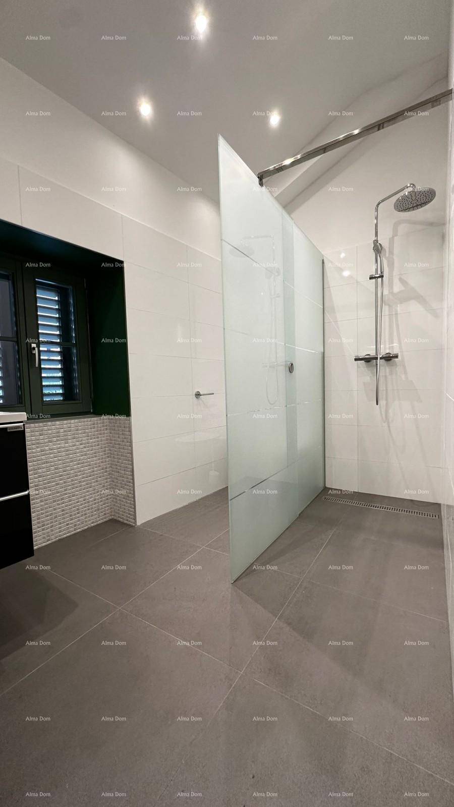 Moderne begehbare Dusche mit Glasabtrennung, Regenduschkopf und Fliesenboden.