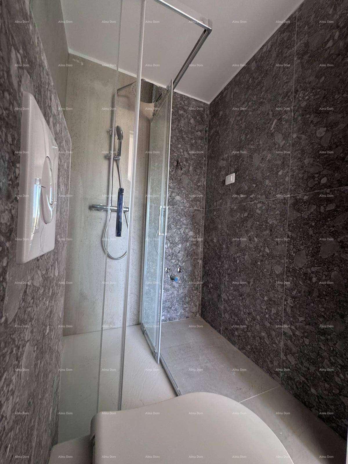 Modernes Badezimmer mit dunklen Marmorfliesen, wandhängendem WC und Glasduschkabine.