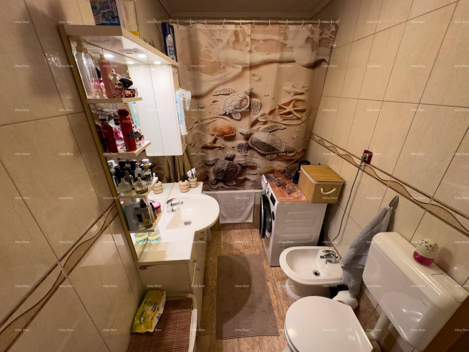 Funktionales Badezimmer mit Badewanne, Bidet, WC und Waschbecken.