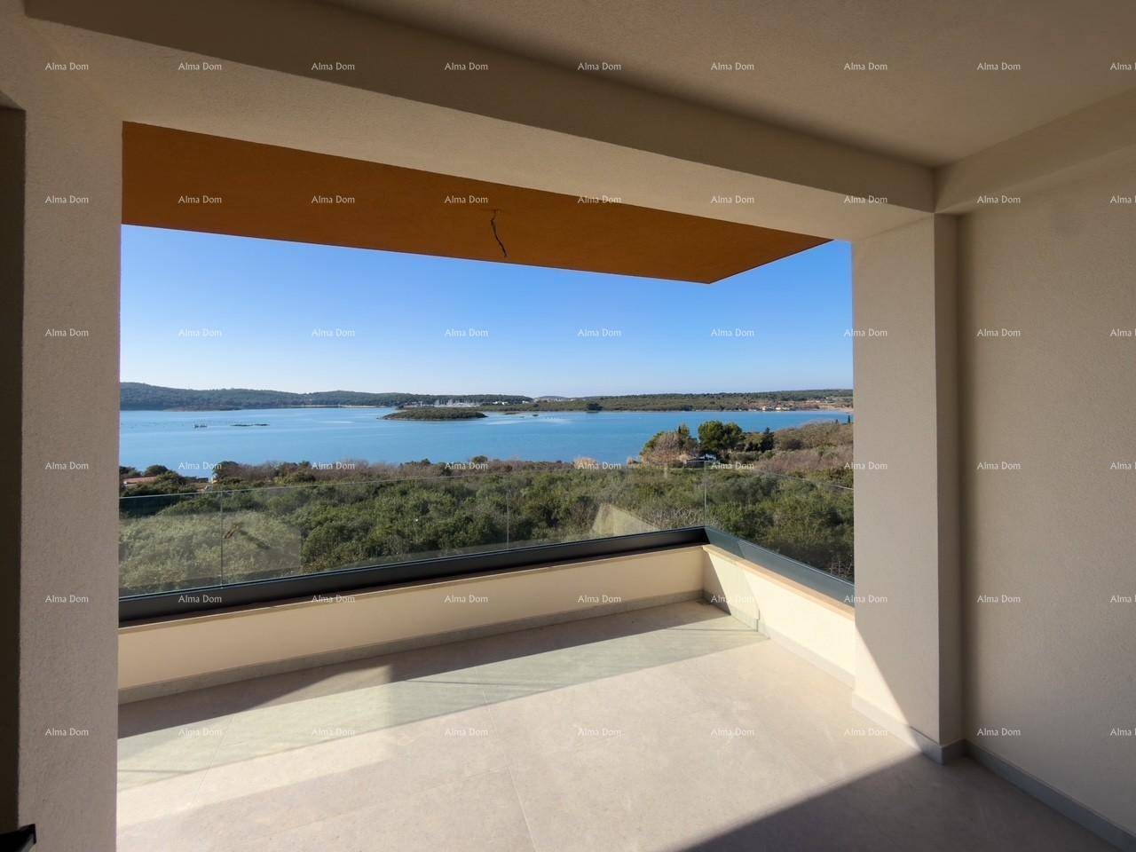 Moderne Terrasse mit Glasgeländer und atemberaubendem Blick auf die Bucht und die grüne Küste.