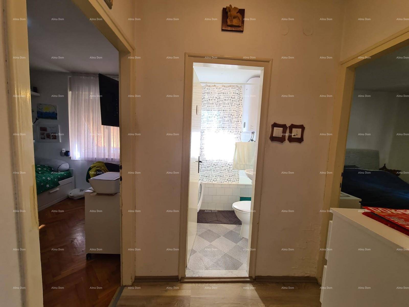 Flur mit Blick auf das Badezimmer und ein Schlafzimmer.