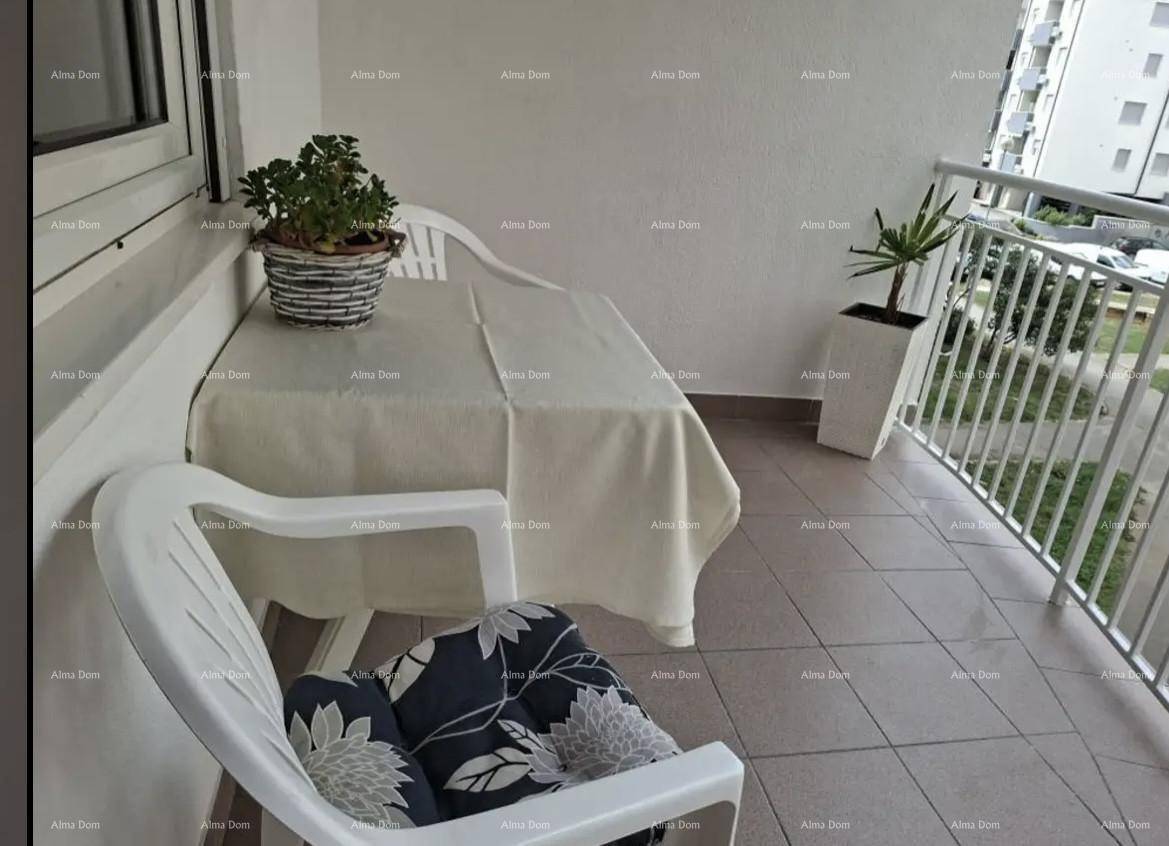 Gemütlicher Balkon mit Tisch und Stühlen, ideal für entspannte Stunden im Freien.