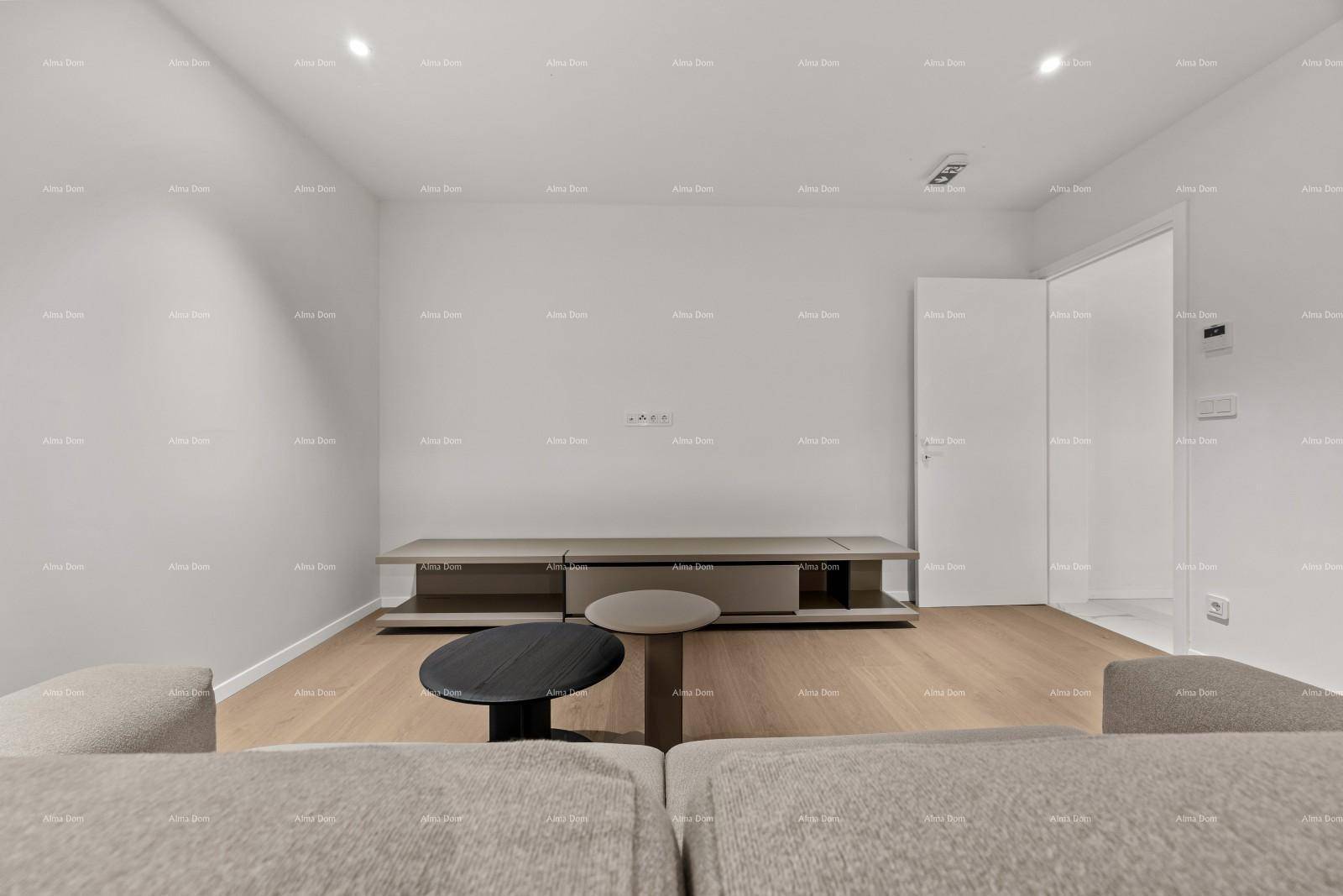 Modernes Wohnzimmer mit beigem Sofa, stilvollen Couchtischen und einer langen Medienkonsole.