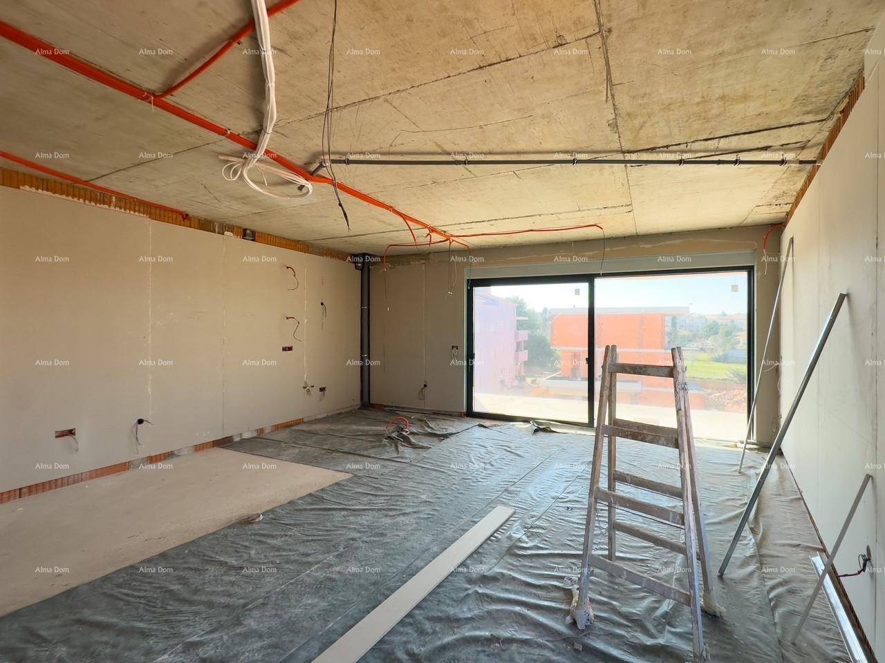 Geräumiger Rohbau-Wohnraum mit abgedecktem Boden und einer Leiter, bereit für den weiteren Ausbau.
