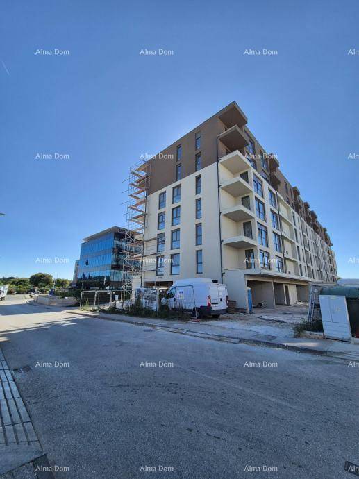 Neubau mit moderner Architektur und Balkonen, noch im Bau befindlich.