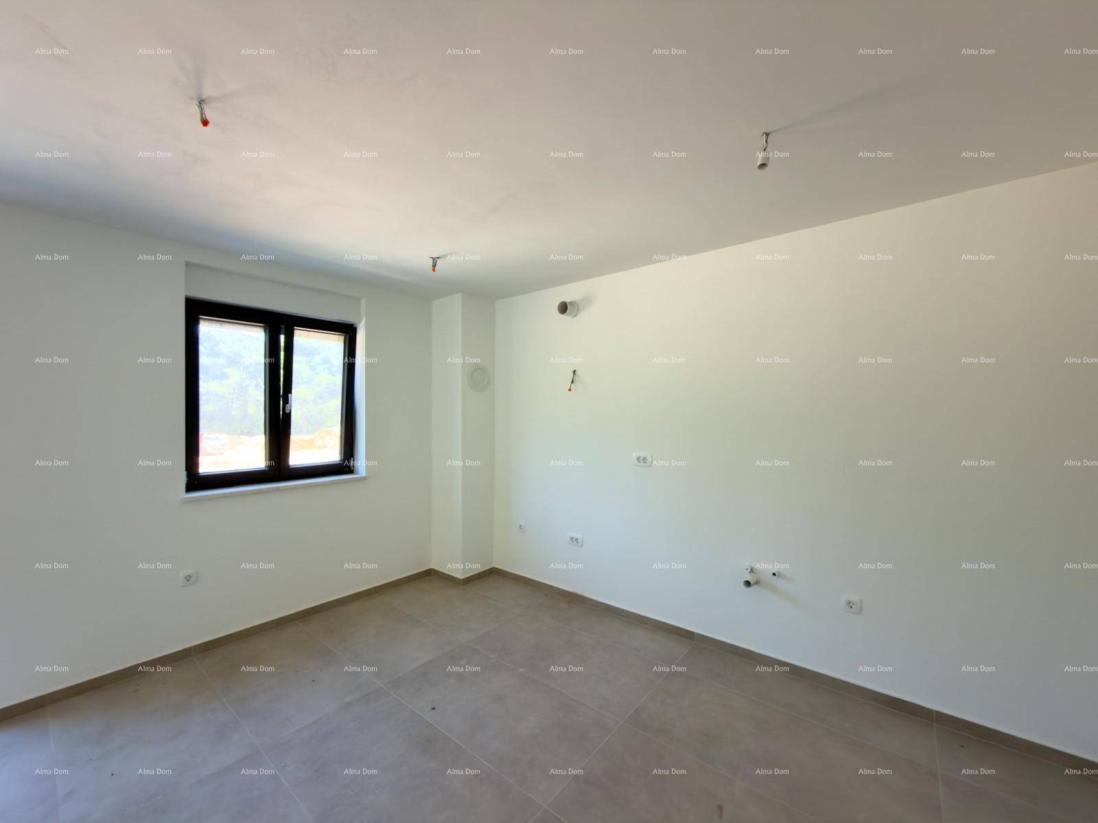 Geräumiger, unmöblierter Raum mit Fliesenboden und Fenster, vielseitig nutzbar.