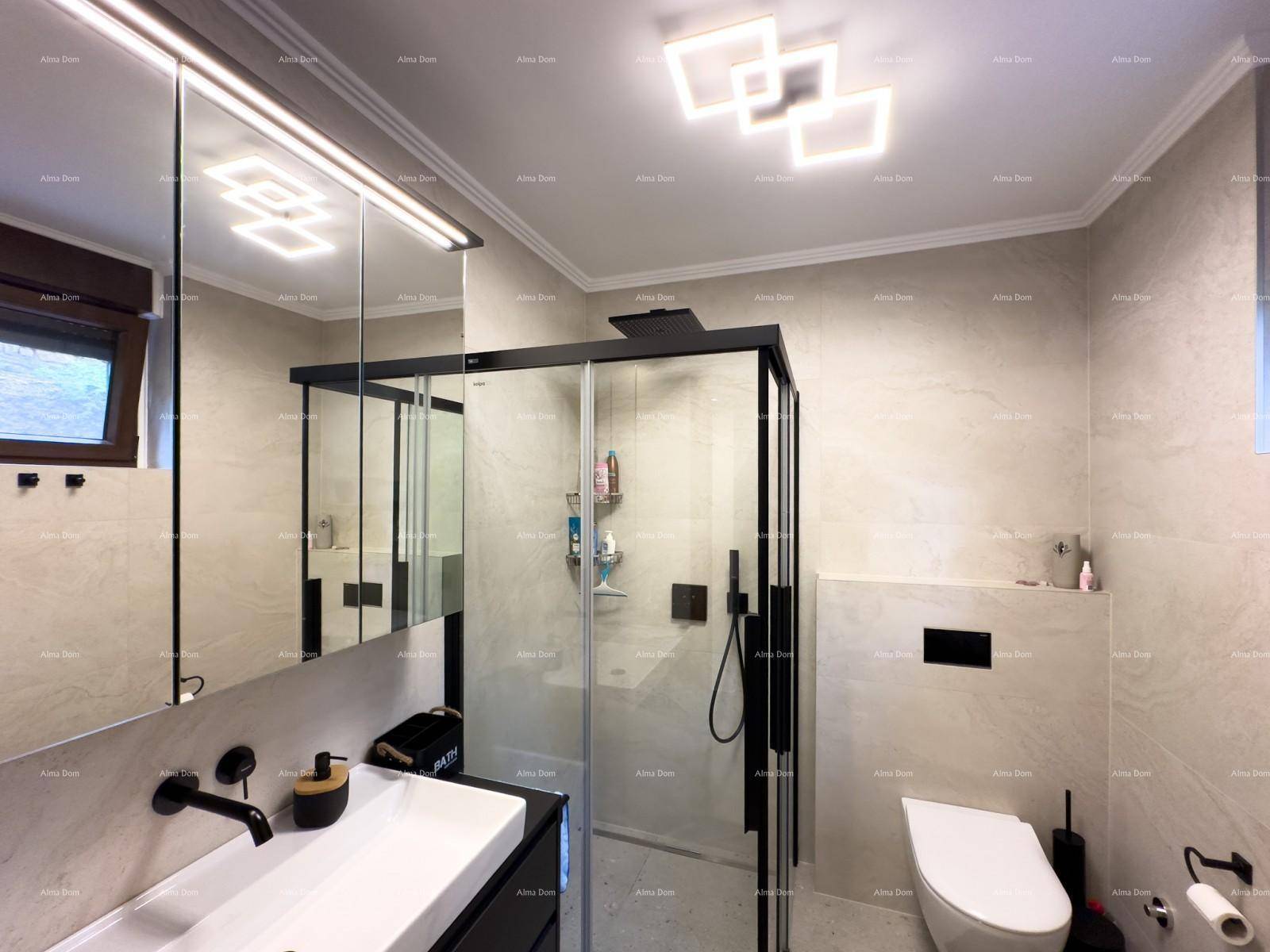 Modernes Badezimmer mit begehbarer Dusche, Wand-WC und großem Spiegelschrank.