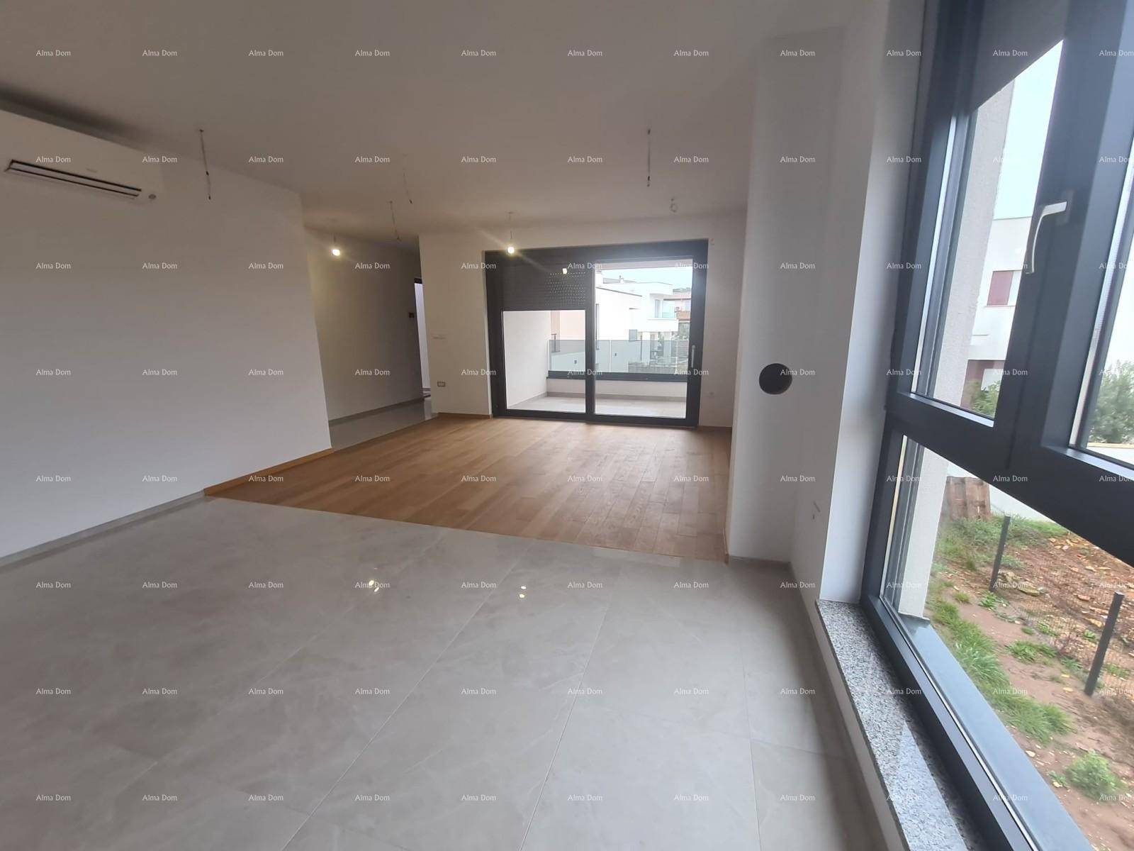 Wohnbereich mit großen Fenstern und Schiebetür zum Außenbereich, kombiniertem Holz- und Fliesenboden.